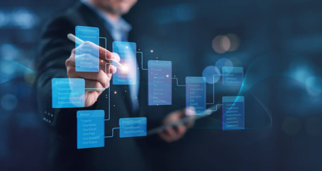 Homme pointant du doigt le système d'information de son entreprise