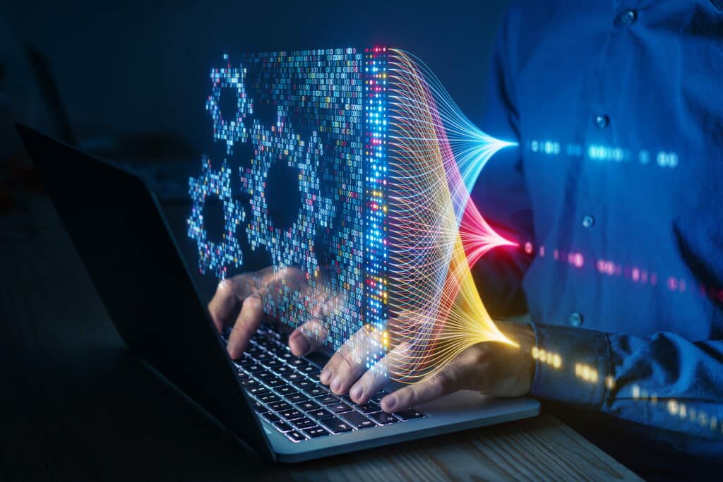 Homme en train d'urbaniser son système d'information sur un ordinateur